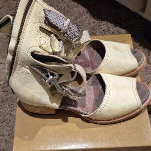 Freebird Cream Open-Toe Sandals with Buckle Detail